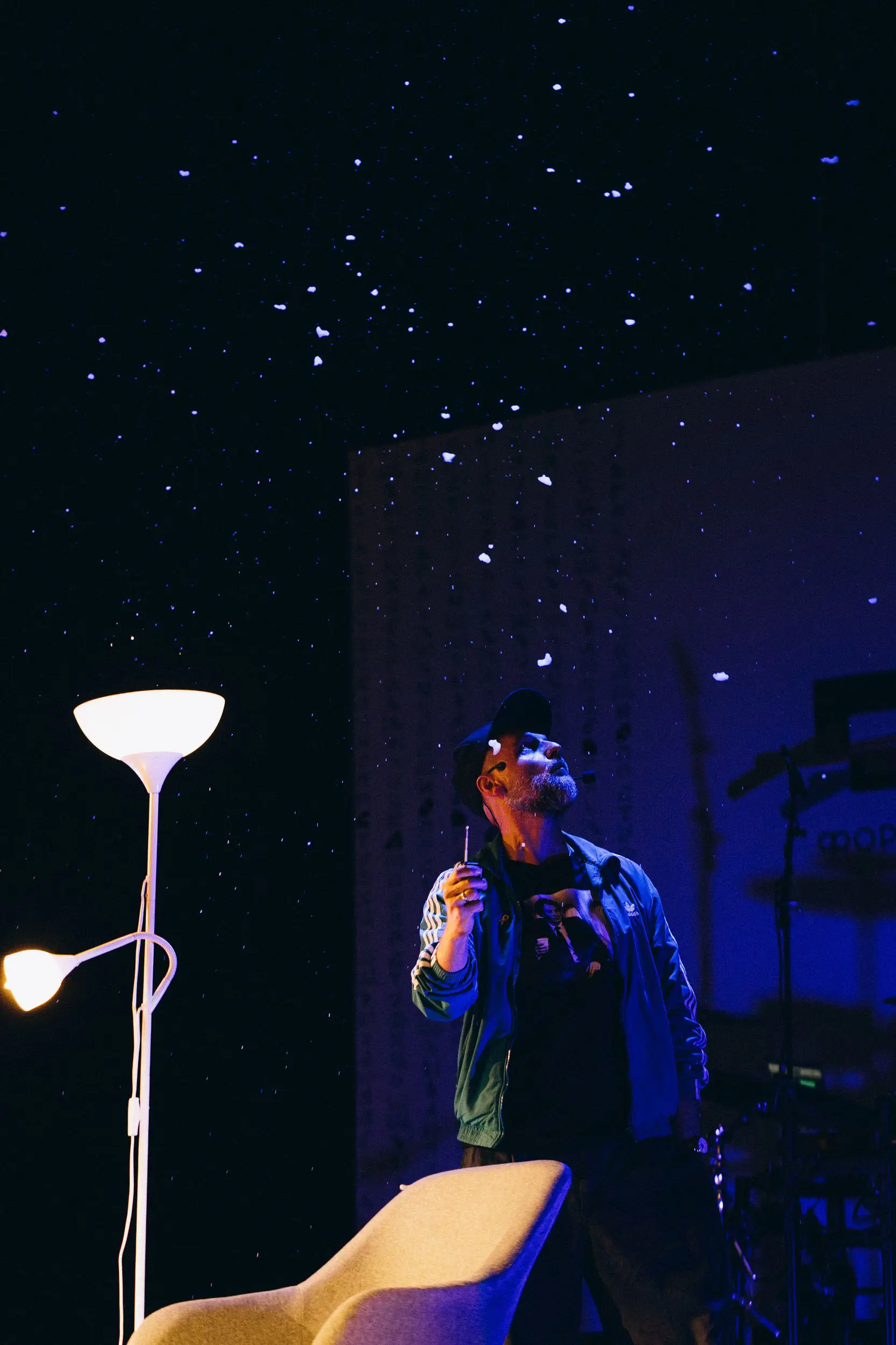 Иван Вырыпаев. Сценическая версия романа Романа Дарева «ТОПОЛИНЫЙ ПУХ». Форум СловоНово 2025. Фото Елена Семенова