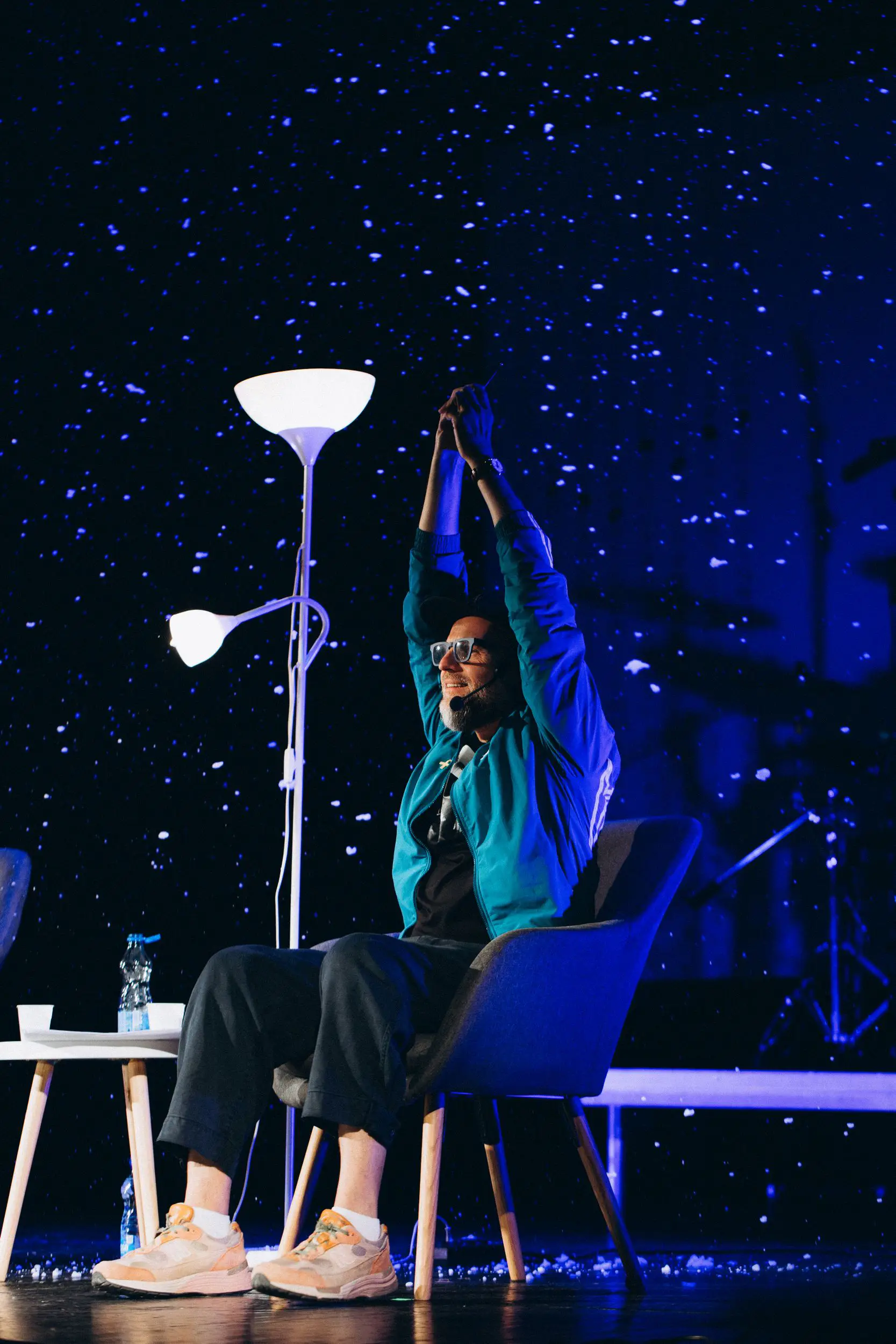 Иван Вырыпаев. Сценическая версия романа Романа Дарева «ТОПОЛИНЫЙ ПУХ». Форум СловоНово 2025. Фото Елена Семенова