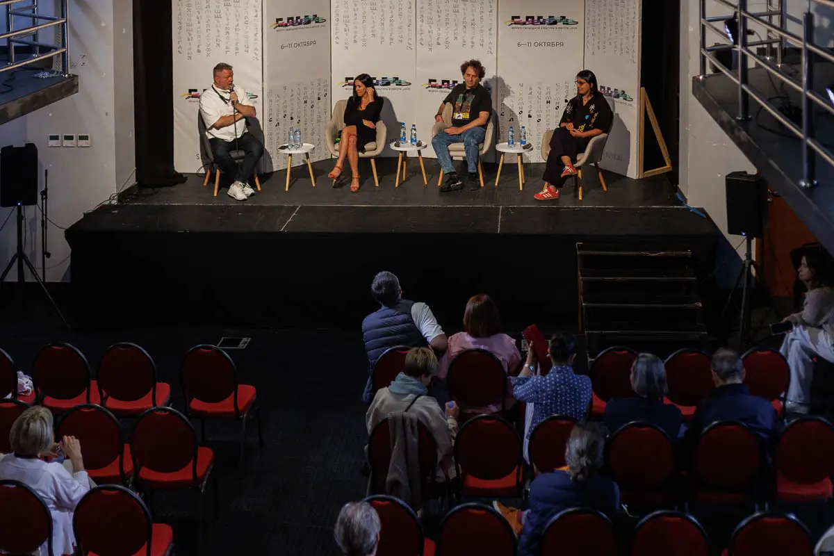 Круглый стол ВНЕШНЕЕ УПРАВЛЕНИЕ. Участники: Светлана Доля, Лана, Семен Гальперин. Модератор Борис Барабанов. Форум СловоНово 2025. Фото Алексей Леняшин