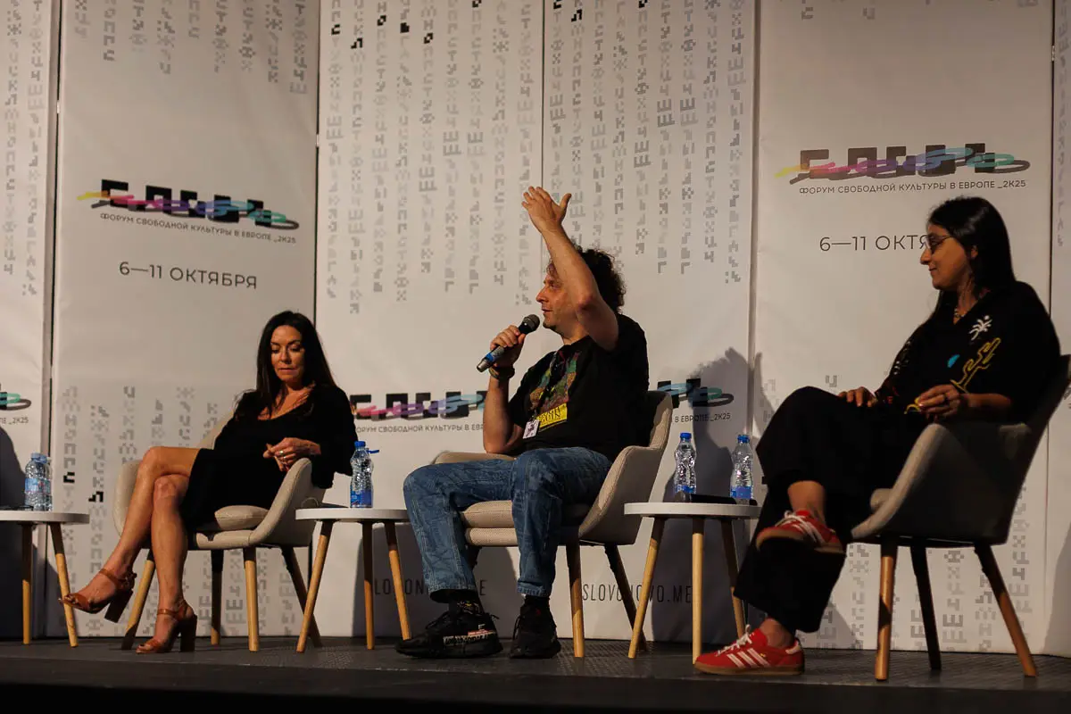 Светлана Доля, Семен Гальперин и Лана. Форум СловоНово 2025. Фото Алексей Леняшин