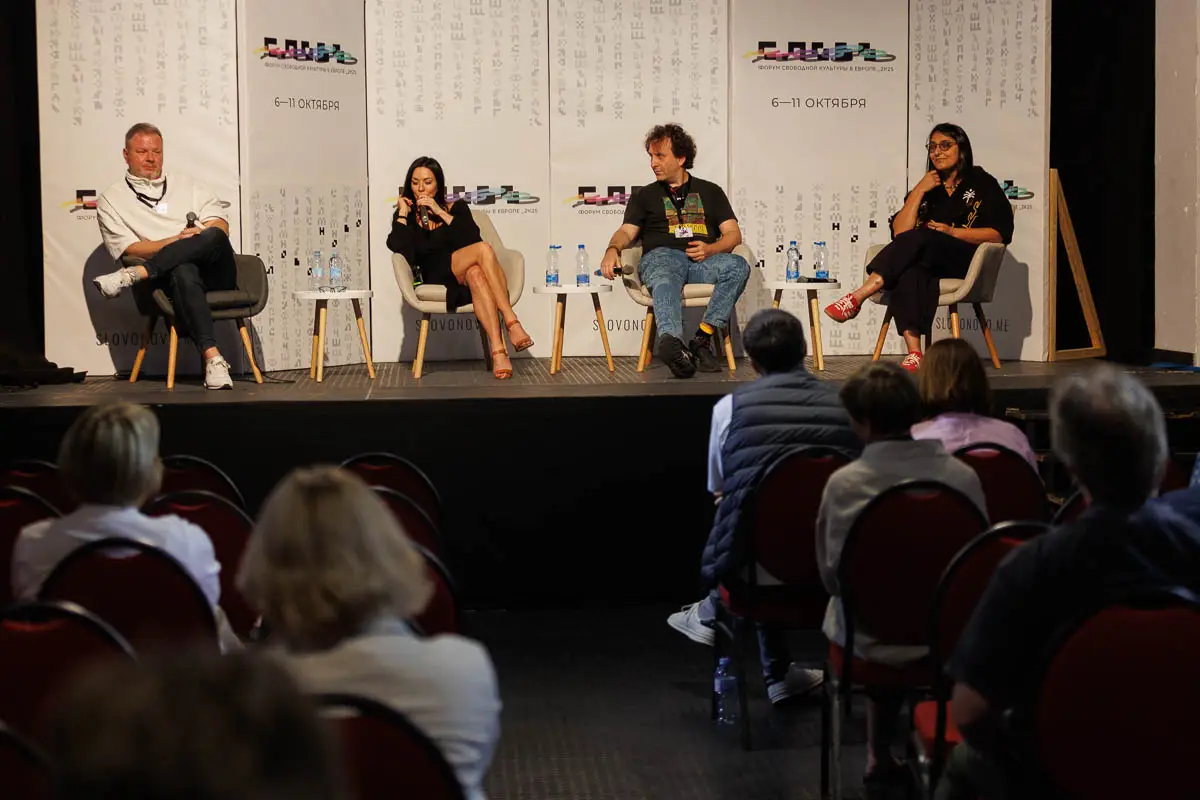 Круглый стол ВНЕШНЕЕ УПРАВЛЕНИЕ. Участники: Светлана Доля, Лана, Семен Гальперин. Модератор Борис Барабанов. Форум СловоНово 2025. Фото Алексей Леняшин