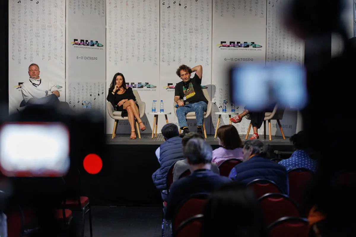 Круглый стол ВНЕШНЕЕ УПРАВЛЕНИЕ. Участники: Светлана Доля, Лана, Семен Гальперин. Модератор Борис Барабанов. Форум СловоНово 2025. Фото Алексей Леняшин