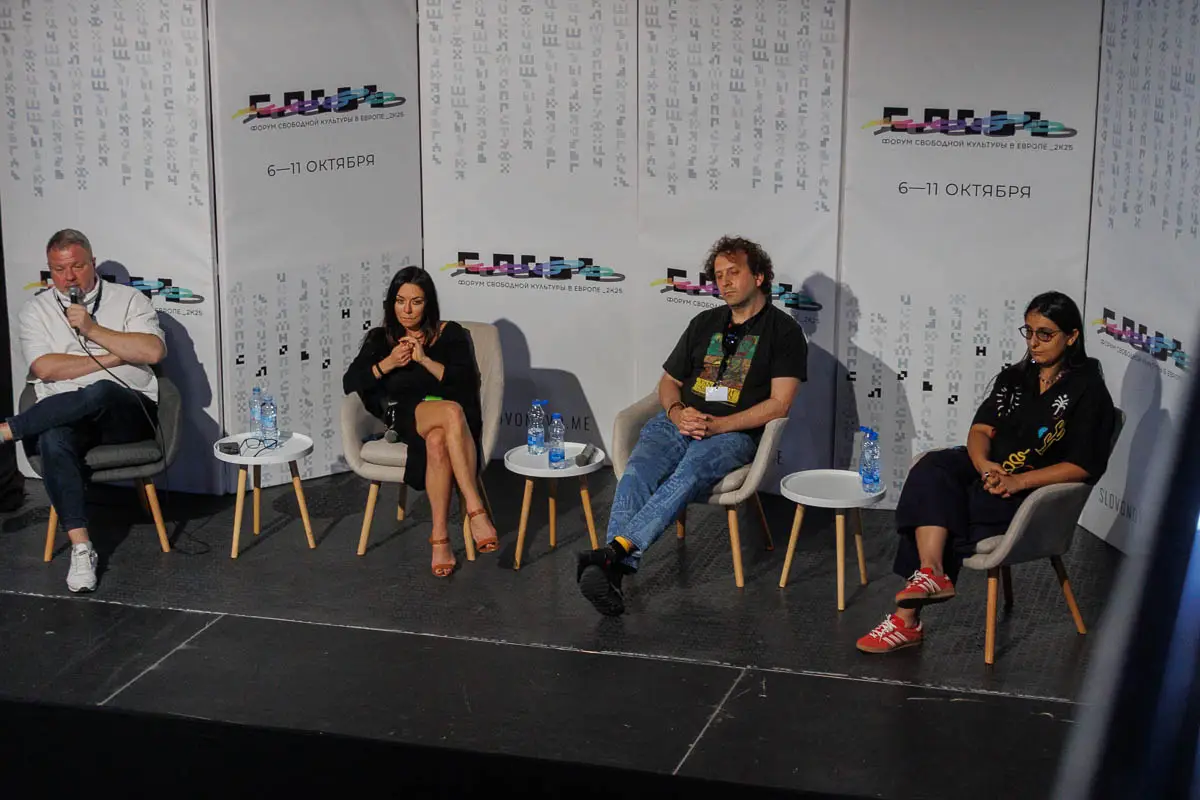 Круглый стол ВНЕШНЕЕ УПРАВЛЕНИЕ. Участники: Светлана Доля, Лана, Семен Гальперин. Модератор Борис Барабанов. Форум СловоНово 2025. Фото Алексей Леняшин