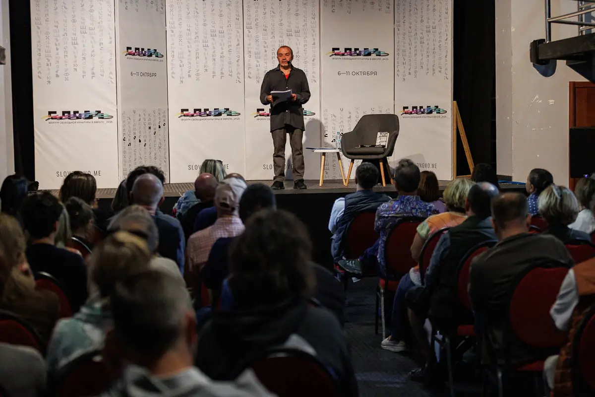 Виктор Шендерович. Форум СловоНово 2025. Фото Алексей Леняшин