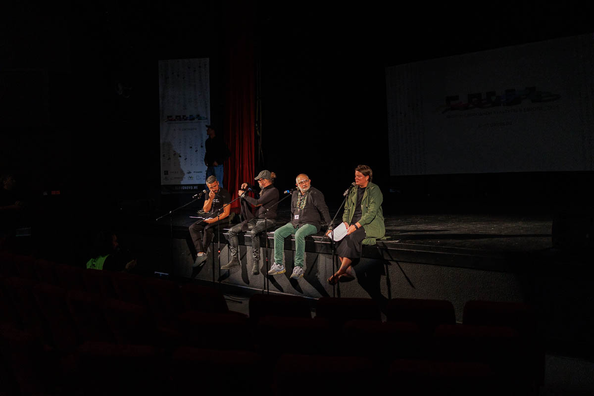 Театр «ЭТО ВСЁ». Режиссерская читка новой пьесы Васи Березина. В ролях: Марат Гельман, Гермес Зайготт, Вера Полозкова, Андрей Слепухин. Форум СловоНово 2025. Фото Алексей Леняшин