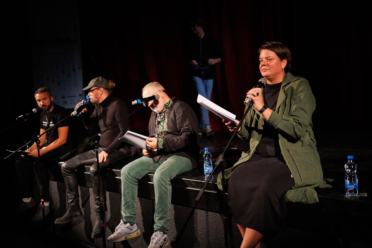 Театр «ЭТО ВСЁ». Режиссерская читка новой пьесы Васи Березина. В ролях: Марат Гельман, Гермес Зайготт, Вера Полозкова, Андрей Слепухин. Форум СловоНово 2025. Фото Алексей Леняшин