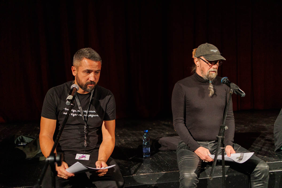 Театр «ЭТО ВСЁ». Режиссерская читка новой пьесы Васи Березина. В ролях: Марат Гельман, Гермес Зайготт, Вера Полозкова, Андрей Слепухин. Форум СловоНово 2025. Фото Алексей Леняшин