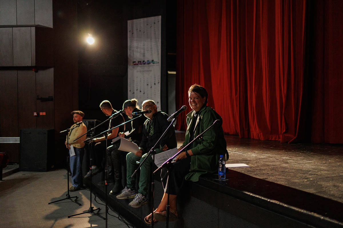 Театр «ЭТО ВСЁ». Режиссерская читка новой пьесы Васи Березина. В ролях: Марат Гельман, Гермес Зайготт, Вера Полозкова, Андрей Слепухин. Форум СловоНово 2025. Фото Алексей Леняшин