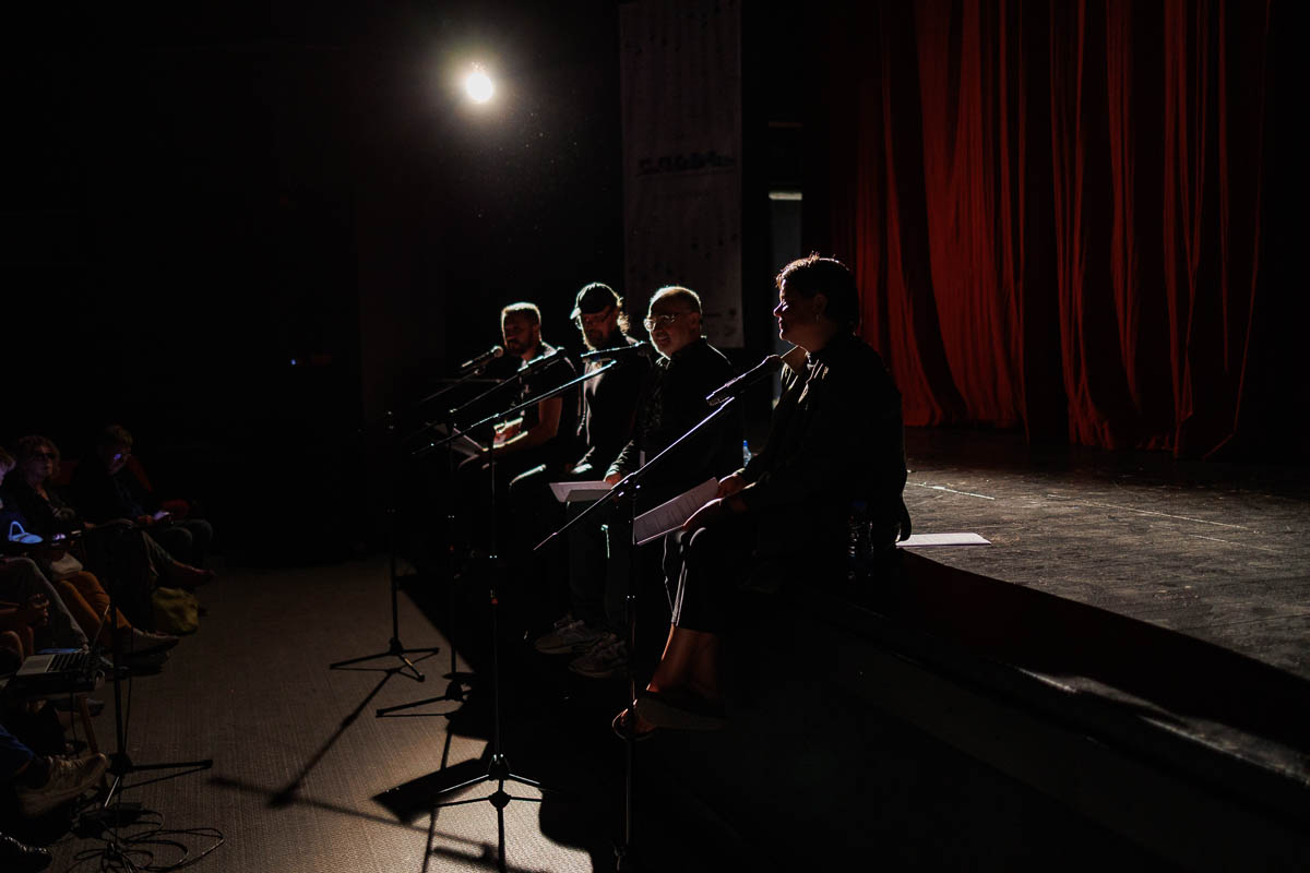 Театр «ЭТО ВСЁ». Режиссерская читка новой пьесы Васи Березина. В ролях: Марат Гельман, Гермес Зайготт, Вера Полозкова, Андрей Слепухин. Форум СловоНово 2025. Фото Алексей Леняшин