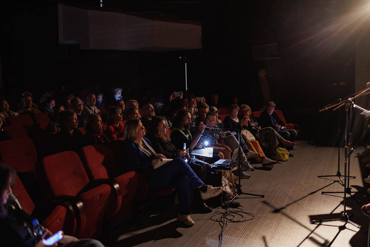 Театр «ЭТО ВСЁ». Режиссерская читка новой пьесы Васи Березина. В ролях: Марат Гельман, Гермес Зайготт, Вера Полозкова, Андрей Слепухин. Форум СловоНово 2025. Фото Алексей Леняшин