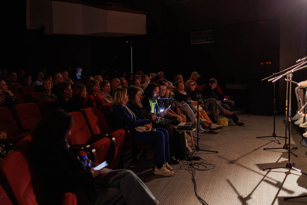 Театр «ЭТО ВСЁ». Режиссерская читка новой пьесы Васи Березина. В ролях: Марат Гельман, Гермес Зайготт, Вера Полозкова, Андрей Слепухин. Форум СловоНово 2025. Фото Алексей Леняшин