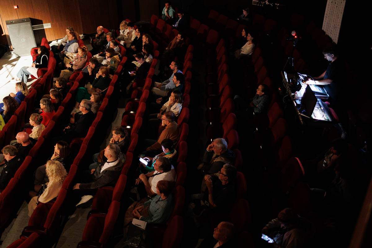 Театр «ЭТО ВСЁ». Режиссерская читка новой пьесы Васи Березина. В ролях: Марат Гельман, Гермес Зайготт, Вера Полозкова, Андрей Слепухин. Форум СловоНово 2025. Фото Алексей Леняшин