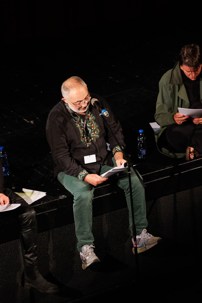 Театр «ЭТО ВСЁ». Режиссерская читка новой пьесы Васи Березина. В ролях: Марат Гельман, Гермес Зайготт, Вера Полозкова, Андрей Слепухин. Форум СловоНово 2025. Фото Алексей Леняшин