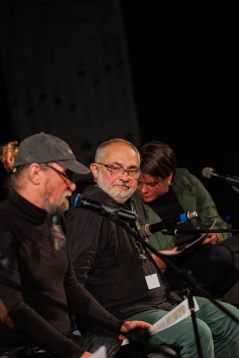 Театр «ЭТО ВСЁ». Режиссерская читка новой пьесы Васи Березина. В ролях: Марат Гельман, Гермес Зайготт, Вера Полозкова, Андрей Слепухин. Форум СловоНово 2025. Фото Алексей Леняшин