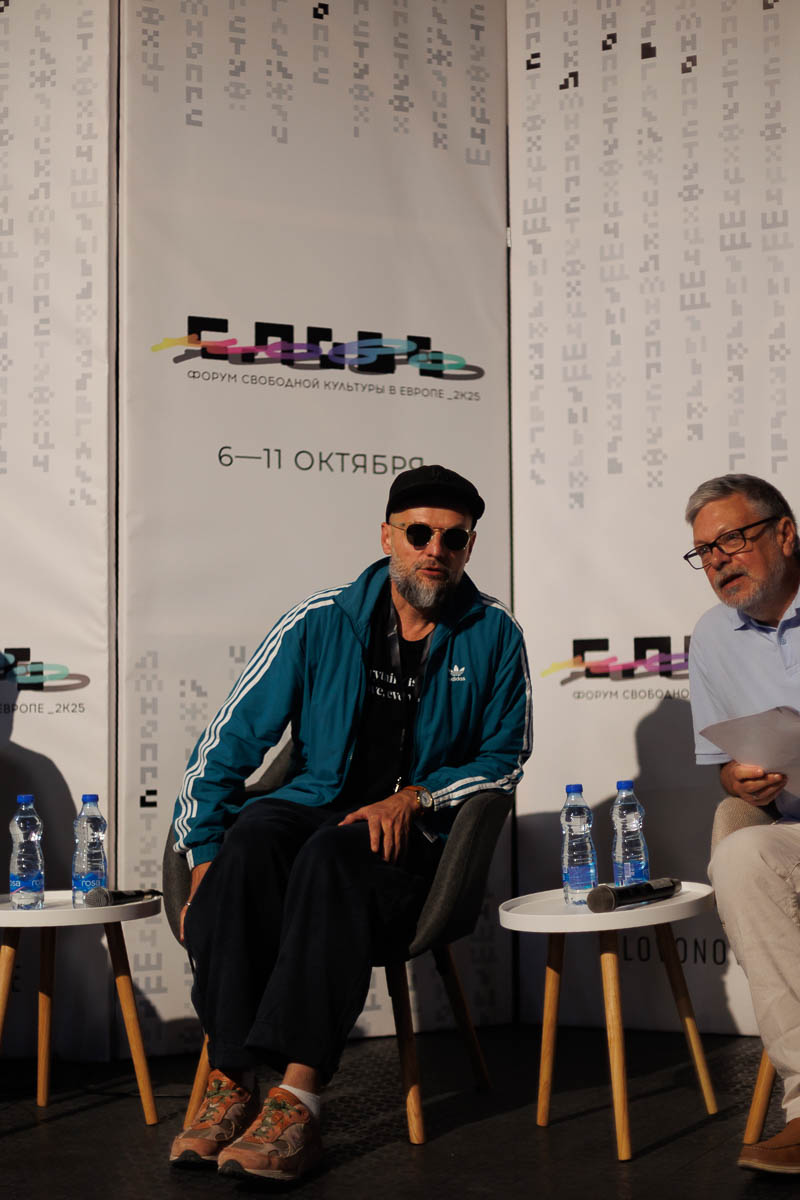 Иван Вырыпаев и Михаил Шишкин. Форум СловоНово 2025. Фото Алексей Леняшин