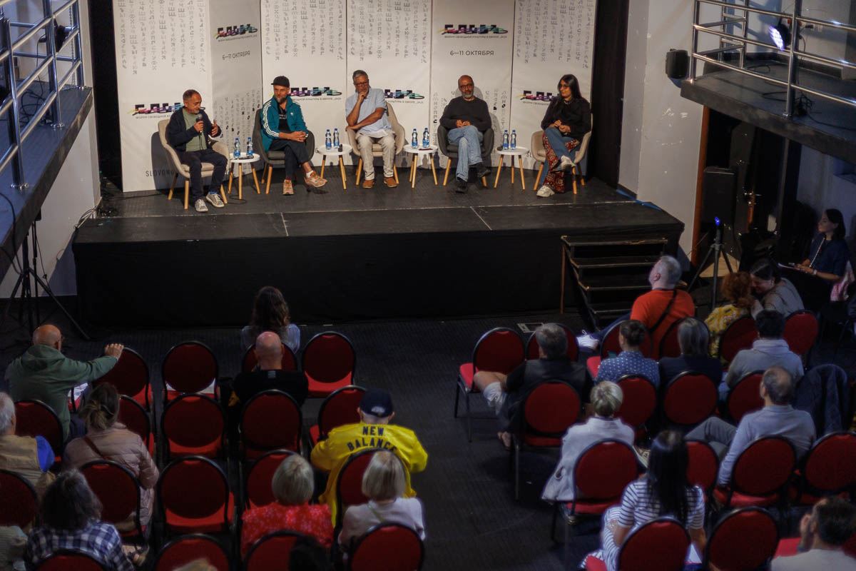 Круглый стол КЕ ФЕР-ТО? ГОРИЗОНТ ВМЕСТО ВЕРШИНЫ. НОВЫЕ ФОРМЫ КООПЕРАЦИИ И ОРГАНИЗАЦИИ КУЛЬТУРНОГО ПРОСТРАНСТВА. Участники Иван Вырыпаев, Лана, Сергей Кузнецов, Михаил Шишкин, Модератор Александр Морозов. Форум СловоНово 2025. Фото Алексей Леняшин