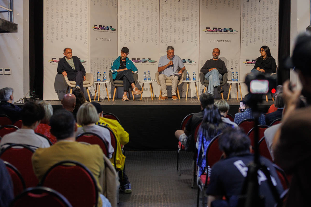 Круглый стол КЕ ФЕР-ТО? ГОРИЗОНТ ВМЕСТО ВЕРШИНЫ. НОВЫЕ ФОРМЫ КООПЕРАЦИИ И ОРГАНИЗАЦИИ КУЛЬТУРНОГО ПРОСТРАНСТВА. Участники Иван Вырыпаев, Лана, Сергей Кузнецов, Михаил Шишкин, Модератор Александр Морозов. Форум СловоНово 2025. Фото Алексей Леняшин