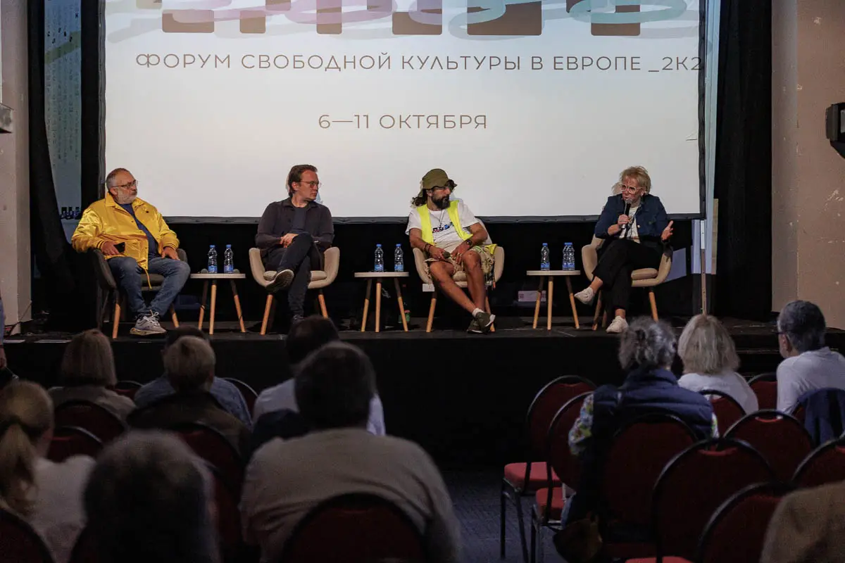 Круглый стол. ИСКУССТВО МИРА. КУЛЬТУРНЫЕ ИНИЦИАТИВЫ АНТИВОЕННОГО КОМИТЕТА Участники: Елена Лукьянова, Кирилл Мартынов, Марат Гельман, Миша Огер Модератор Андрей Калитин. Форум СловоНово 2025. Фото Алексей Леняшин