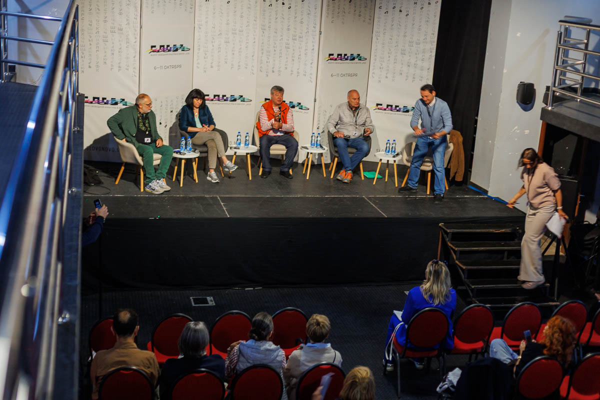 руглый стол. КТО ТАКИЕ КОСМОПОЛИТЫ СЕГОДНЯ? Участники: Петр Щедровицкий, Марат Гельман, Марина Давыдова, Виктор Вахштайн. Модератор Валентин Завадников. Форум СловоНово 2025. Фото Алексей Леняшин