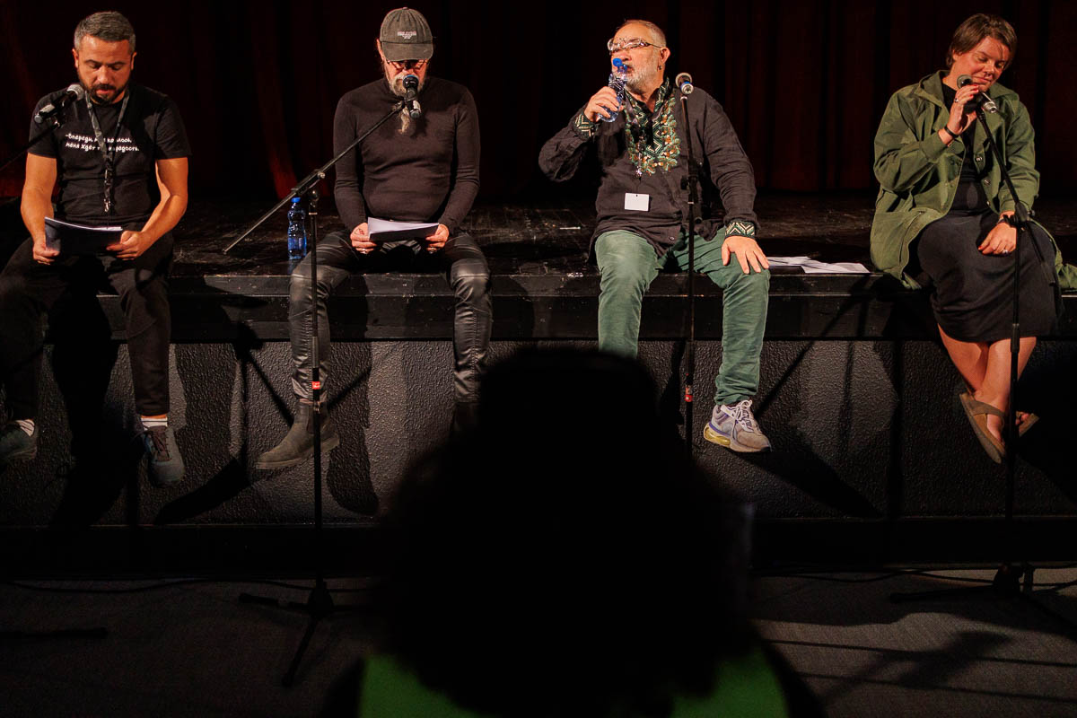 Театр «ЭТО ВСЁ». Режиссерская читка новой пьесы Васи Березина. В ролях: Марат Гельман, Гермес Зайготт, Вера Полозкова, Андрей Слепухин. Форум СловоНово 2025. Фото Алексей Леняшин