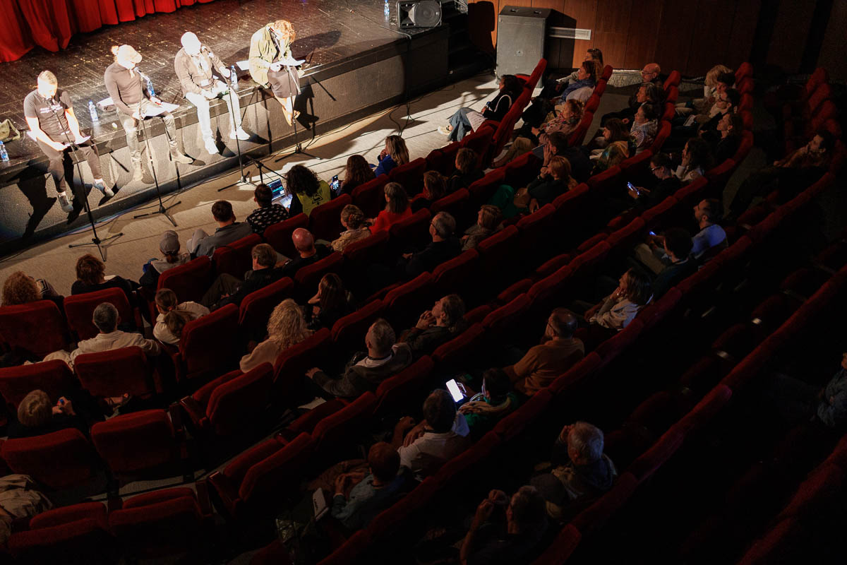 Театр «ЭТО ВСЁ». Режиссерская читка новой пьесы Васи Березина. В ролях: Марат Гельман, Гермес Зайготт, Вера Полозкова, Андрей Слепухин. Форум СловоНово 2025. Фото Алексей Леняшин